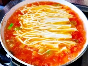 加入适量的温水，煮5分钟左右。