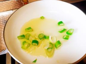 热锅凉油，油热放葱爆香。