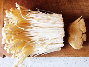 金针菇去掉尾部。