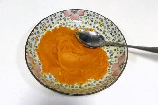 把南瓜切薄片状，放入微波炉中加热3分钟至熟，把南瓜捣成泥状，用筛子过筛备用。