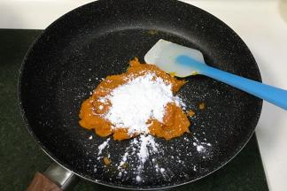 加入玉米淀粉翻炒，帮助南瓜馅最后成型。