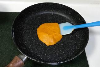 翻炒至南瓜泥成团，不粘锅底不粘刮板即可，南瓜馅就制作好了。