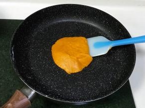 翻炒至南瓜泥成团，不粘锅底不粘刮板即可，南瓜馅就制作好了。