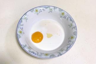 把炼乳、牛奶和蛋黄一起搅拌均匀。