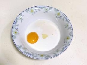 把炼乳、牛奶和蛋黄一起搅拌均匀。