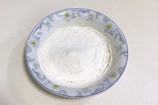 筛入低筋面粉和泡打粉。