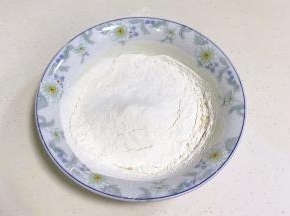 筛入低筋面粉和泡打粉。