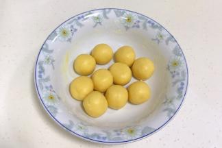 面团冷藏好后取出，均分成10等份，每份约20克，预留一个做卡通物的小部位。