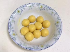 面团冷藏好后取出，均分成10等份，每份约20克，预留一个做卡通物的小部位。
