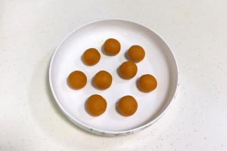 把南瓜馅均分成9份，搓圆。