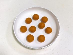 把南瓜馅均分成9份，搓圆。