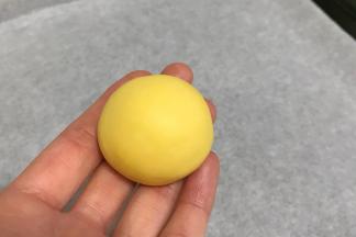 收好口，用双手搓圆。