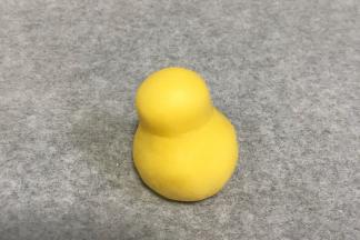 利用虎口做出皮卡丘的身体。