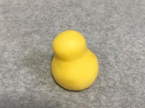 利用虎口做出皮卡丘的身体。