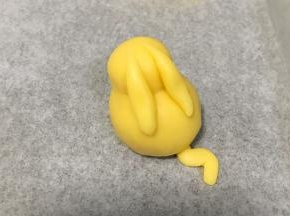 取少许小面团做出皮卡丘的耳朵和尾巴，粘到身体上。