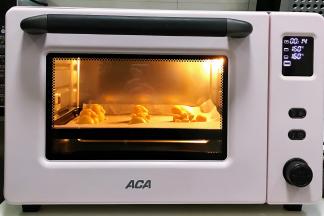 入预热好的烤箱中，上下火160度约烤13分钟。