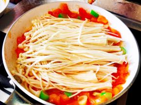 番茄炒出汁子后，入金针菇。