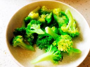 捞出焯好的西兰花。