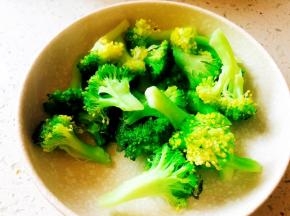 捞出焯好的西兰花。