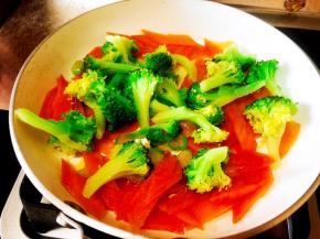 入西兰花，继续翻炒。