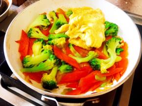 翻炒均匀后，放入之前炒好的鸡蛋。