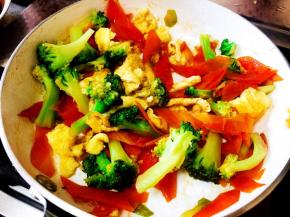 用铲子把鸡蛋捣碎，翻炒均匀。