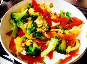 用铲子把鸡蛋捣碎，翻炒均匀。