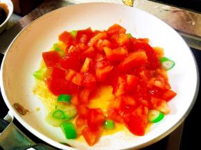 入番茄丁翻炒。