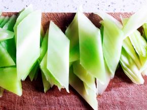 青笋改刀切成薄片。