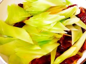 腊肠炒至半透明状态，入青笋片。