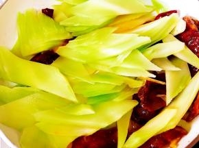 腊肠炒至半透明状态，入青笋片。