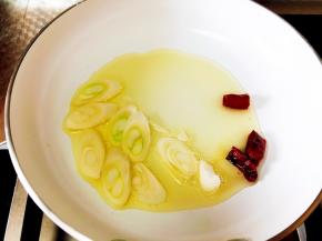 锅中坐油，放葱和辣椒段爆香。