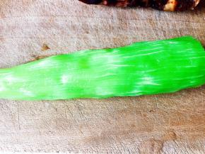 青笋去皮，冲洗干净。