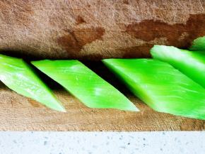 青笋切斜刀块。