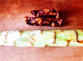 准备青笋、腊肠。