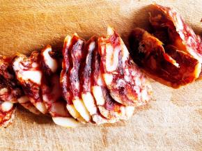 腊肠改刀切成薄片。