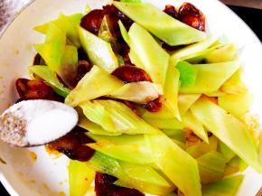 放入盐，继续翻炒。