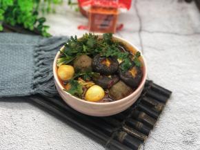 用“遇见麻辣先生”的红小方做火锅，制作简单，不需要其他任何调料，辣味十足，够劲，真的很方便也很好吃！