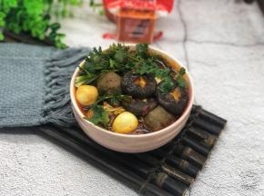 用“遇见麻辣先生”的红小方做火锅，制作简单，不需要其他任何调料，辣味十足，够劲，真的很方便也很好吃！