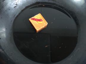 预热焖烧罐的时候我们来煮火锅底料，一块红小方加400g水。