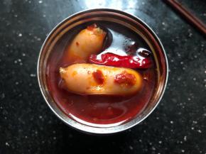 把焖烧罐里的开水全部倒干净，倒入火锅底料和丸子，盖上盖子，焖一到两个小时就可以了！