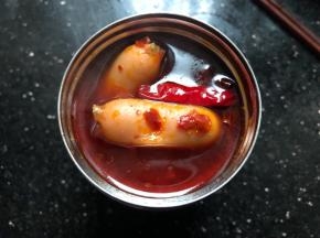 把焖烧罐里的开水全部倒干净，倒入火锅底料和丸子，盖上盖子，焖一到两个小时就可以了！