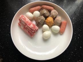 先把丸子小蛋清洗干净！