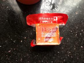 “遇见麻辣先生”的这种红小方特别好，80g一块，一个人的时候想吃火锅就特别方便了，一块就可以，而且不需要加任何其他调料。