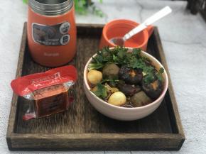 打开盖子，倒入碗里，加上香菜，来吃吧！这辣味，太爽了！