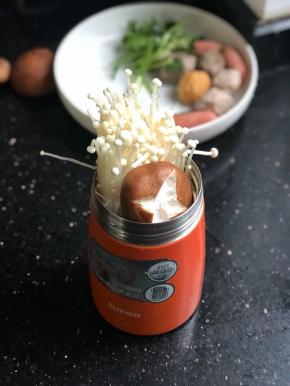 把除了丸子以外的所有东西装到焖烧罐里。