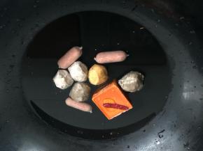 怕丸子焖不熟，就煮底料的时候把丸子也放进去煮一煮。煮开了，红小方都化开来了就可以了！
