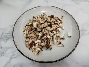 香菇洗干净，切成小粒