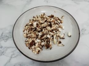 香菇洗干净，切成小粒