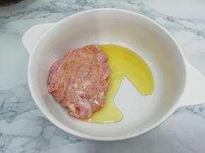 肉馅中加入油，搅拌均匀